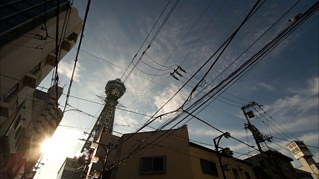 日本大阪Tsutenkaku大厦及周边城市景观视频素材