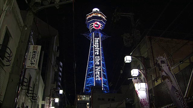 照亮Tsutenkaku塔，大阪，日本视频素材