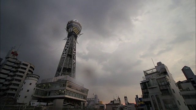 延时拍摄，Tsutenkaku塔上空视频素材