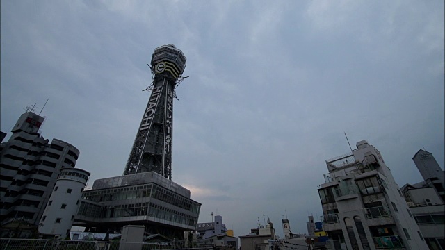 延时拍摄，Tsutenkaku塔上空视频素材