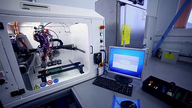 表面贴装技术机器将元件放置在电路板上视频素材