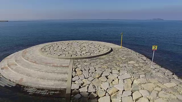 鸟瞰图防波堤的石头视频素材