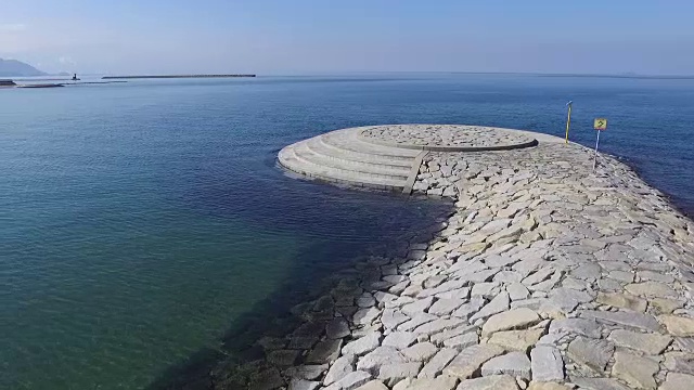 鸟瞰图防波堤的石头视频素材