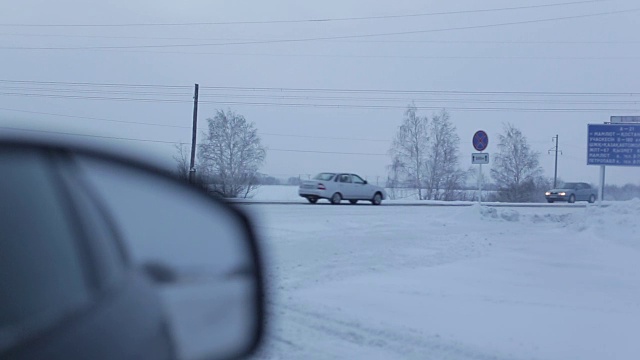 从车窗看路的汽车。镜子的焦距模糊了视频素材