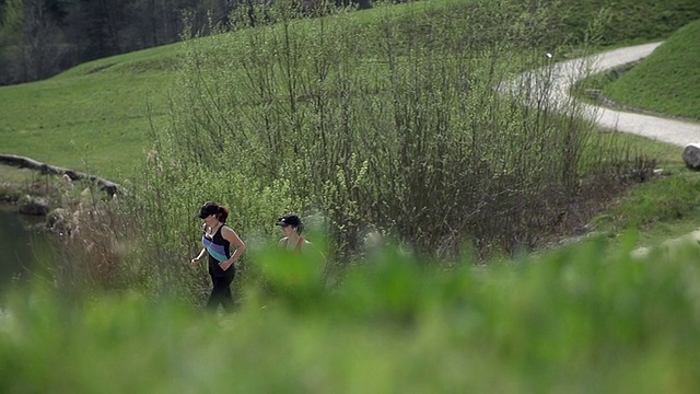 慢镜头多莉美女在湖边跑步视频素材