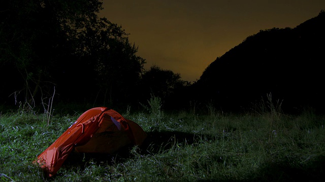 夜间在特兰西瓦尼亚的森林草地上露营帐篷视频素材