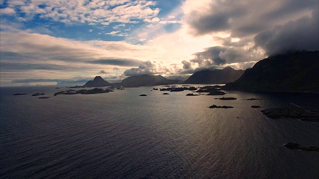 迎着太阳飞过挪威海岸视频素材