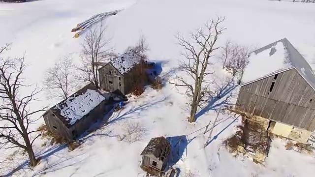 风景优美的冬季立交桥，废弃的乡村宅基地农场建筑视频素材