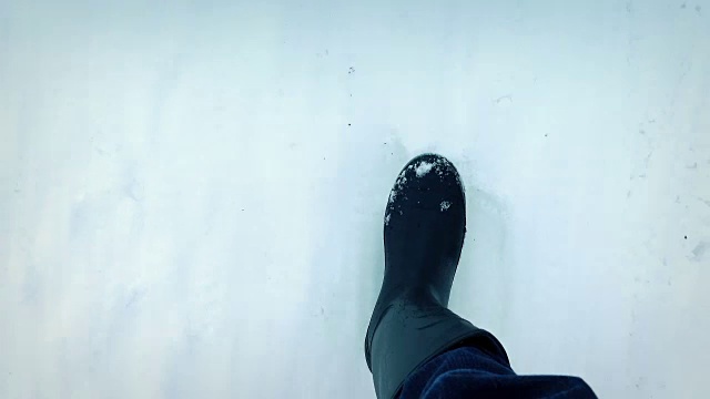 POV靴子在雪地上行走视频素材