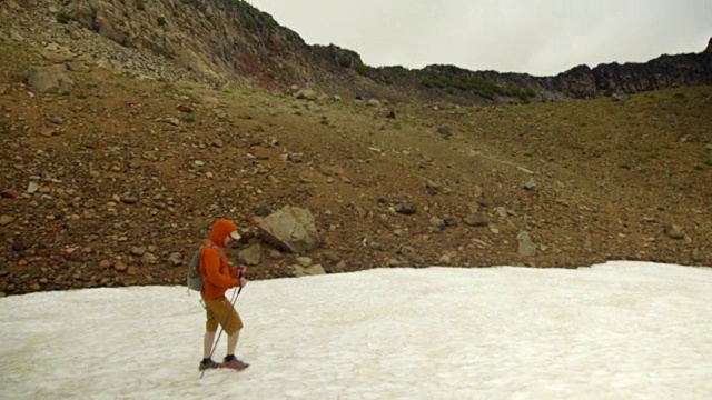 徒步旅行者在雪地上行走视频素材