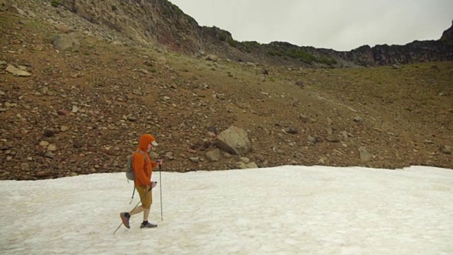 镜头跟随一个在雪地上行走的人视频素材