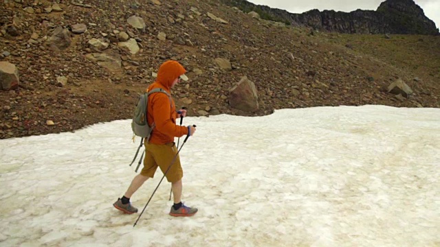 男人在冰川上徒步旅行视频素材