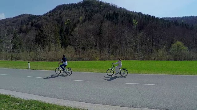 骑着电动自行车在公路上穿越大自然视频素材