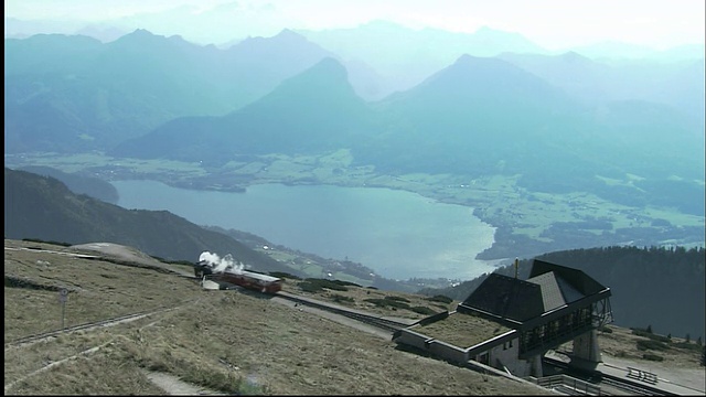 在奥地利圣沃尔夫冈，沙夫伯格山区铁路的火车从车站出发，准备下山视频素材