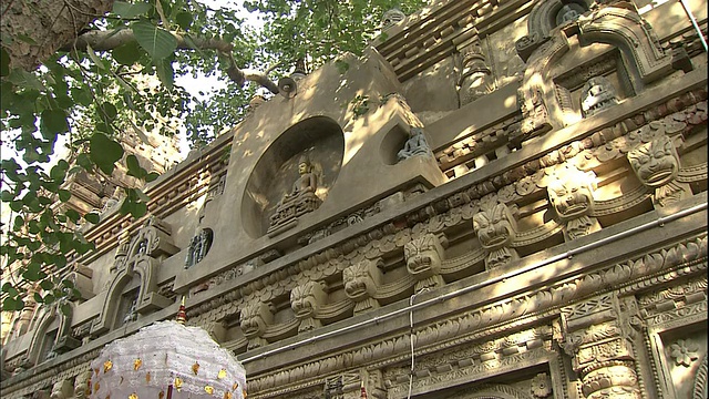 向下倾斜的浮雕佛像神社，比哈尔邦，印度视频素材