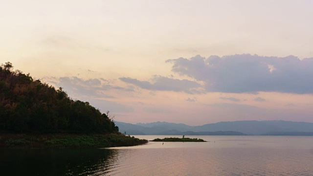 高清昼夜延时:泰国北碧府的斯利那加林德大坝美丽的日落山景。视频素材