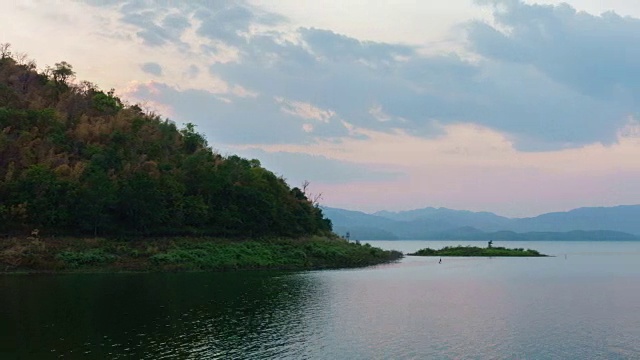 4K/超高清到高清白天到夜晚延时:泰国北碧府的斯利那加林德大坝美丽的山景日落。视频素材