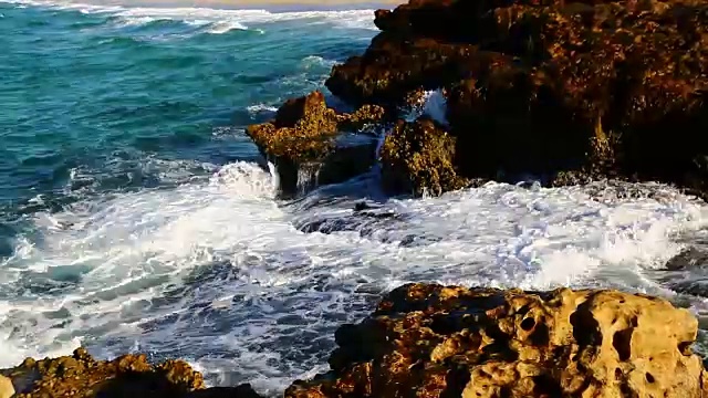 天空在阿曼海滩泡沫和泡沫海岸线海滩视频下载