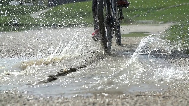 在水坑上开车下山视频素材