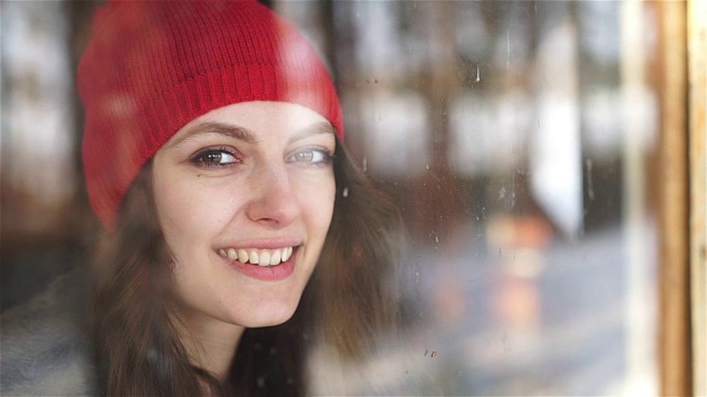 悲伤的女人看着雨水透过窗户落在家里或酒店视频素材