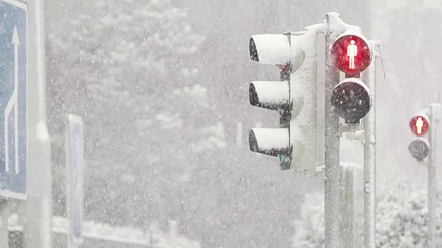 暴风雪期间红光闪烁视频下载