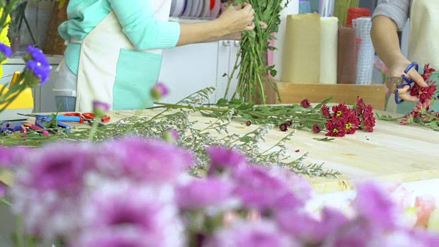 花店，花店准备花，切红菊花茎视频下载