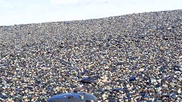 台湾豪莲卵石滩海岸海浪涌动视频素材