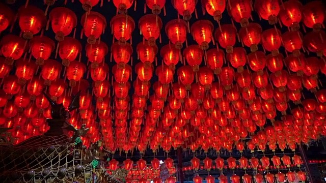 千盏红灯笼高清视频。点灯庆祝春节。中国台湾寺庙美丽的夜景视频素材