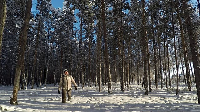 人走在美丽的雪景森林。高质量的高清视频片段视频下载