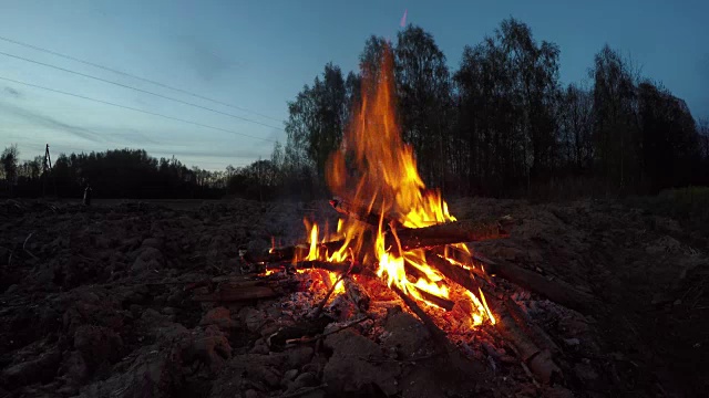 仲夏夜，野地上的篝火视频素材