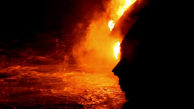 夏威夷，熔岩在夜间流入大海视频素材