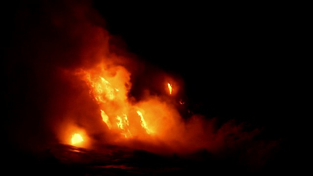 夏威夷，熔岩在夜间流入大海视频素材