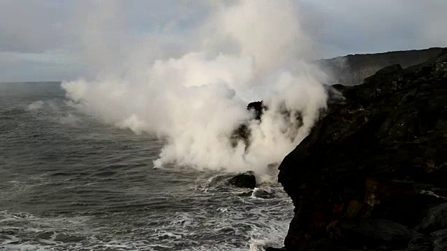 夏威夷，熔岩流入海洋视频素材