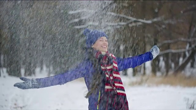 年轻快乐的女人正在抛雪视频素材