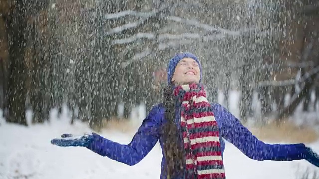 年轻快乐的女人正在抛雪视频素材