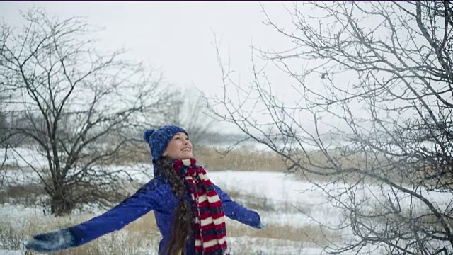 年轻快乐的女人正在抛雪视频素材