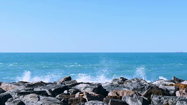 沿迪拜海岸的海浪全景。视频下载