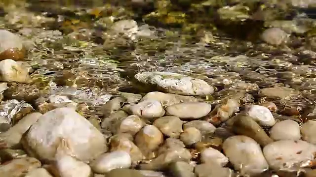 在阿曼河中漂浮的水和光视频素材