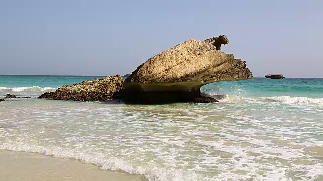 天空在阿曼海滩泡沫和泡沫海岸线海滩视频下载