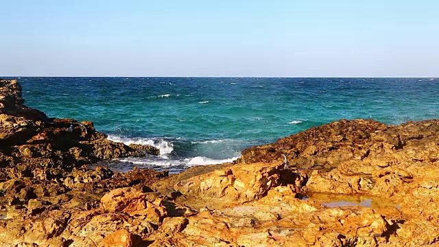 天空在阿曼海滩泡沫和泡沫海岸线海滩视频素材