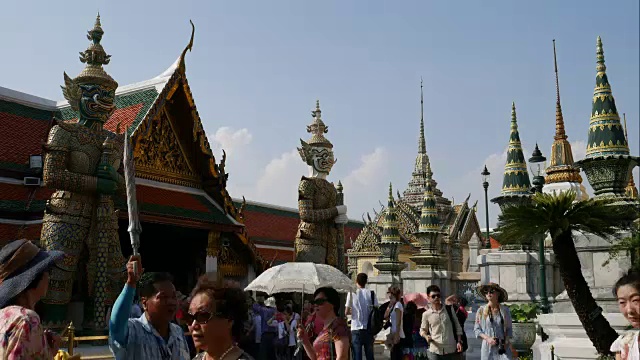 游客在翡翠佛寺的时间流逝视频素材