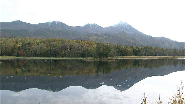 从白雪覆盖的硫磺山(mount . Iwo)到被秋树环绕的湖泊视频素材