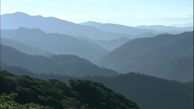 白上山的轮廓在明亮的天空前，秋田，青森，日本视频素材