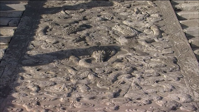 鹤在通往太和殿宝座的楼梯上华丽的地毯上视频素材