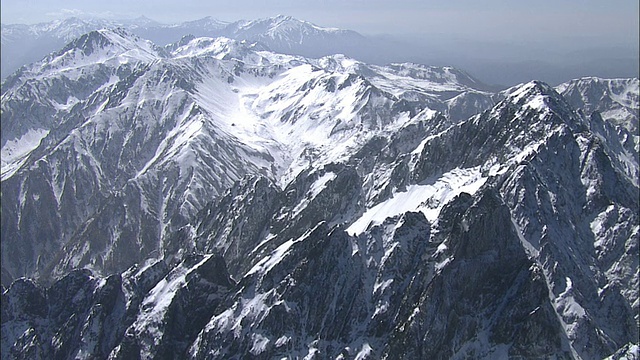 沿着北阿尔卑斯山的鹤木山向前，富山航拍视频素材