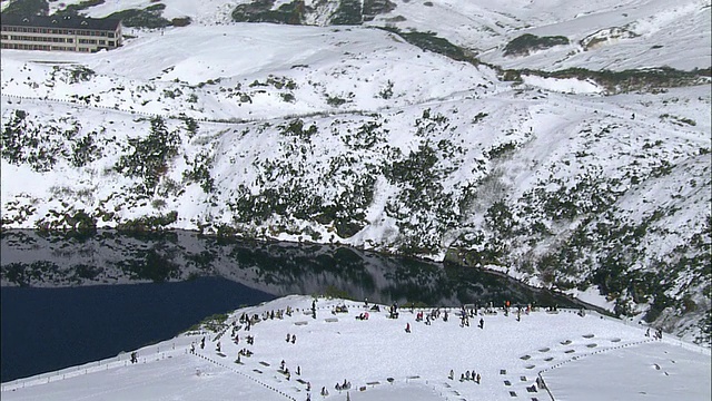 途经游客站在观景台上俯瞰北阿尔卑斯山的高山湖泊，富山航拍视频素材