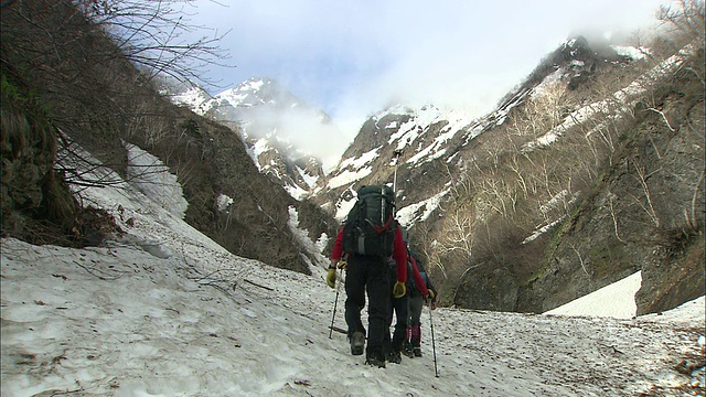 在北海道富野市的阿别山，登山队员们走过雪原视频素材