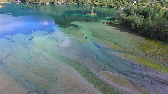 阿尔卑斯湖在奥地利，空中夏天视频下载