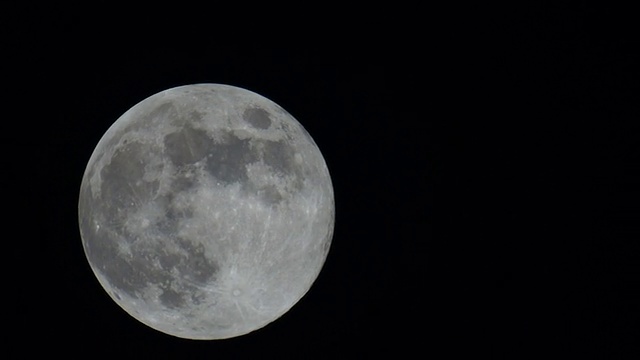 在夜空中移动的满月视频素材