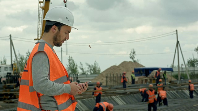 建筑工人在建筑工地打电话视频素材